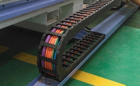 電纜、氣管、水管都可置于拖鏈中